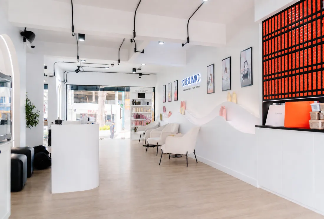 Reception desk with the SUBLIMIC lounge and a red colour product wall at EDITION Salon